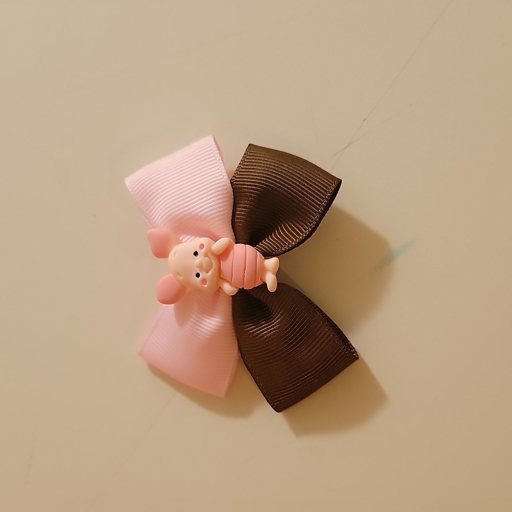 Winnie the pooh- piglet bow